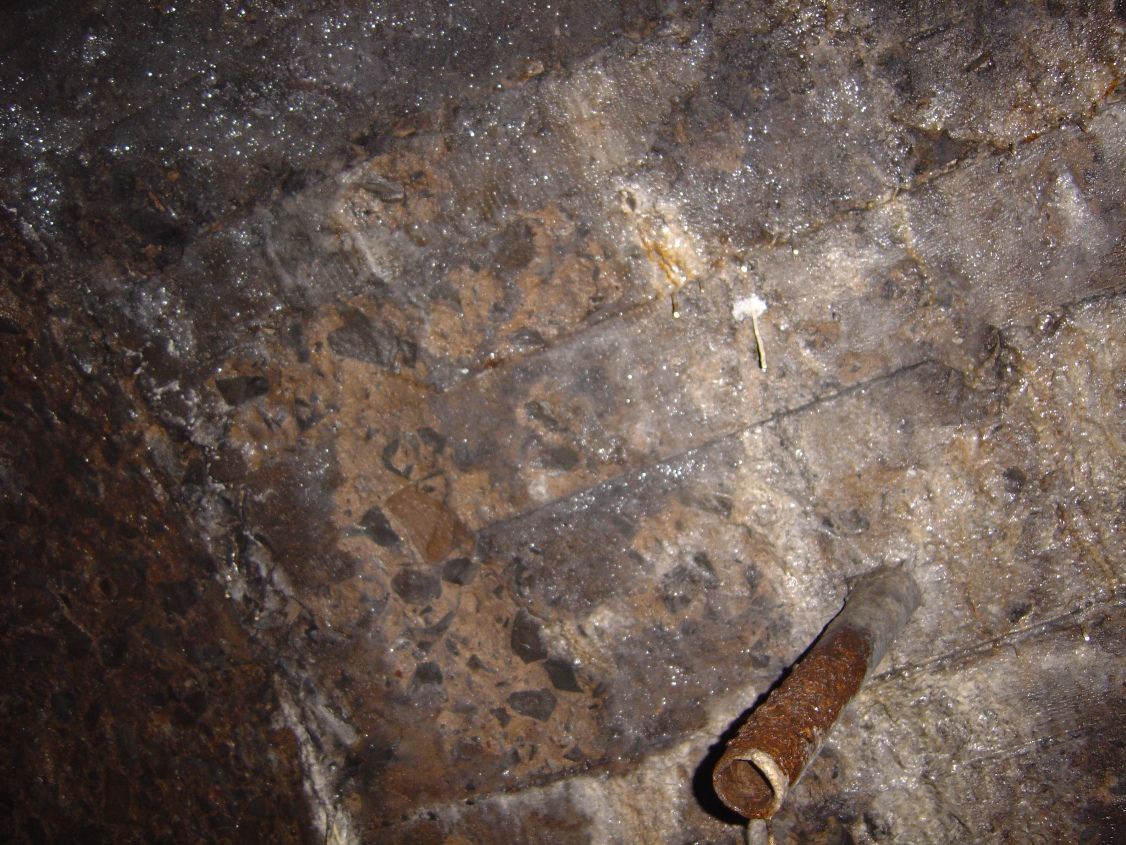 Именно эти участки туннеля выдают искуственное происхождение Пиванской пещеры